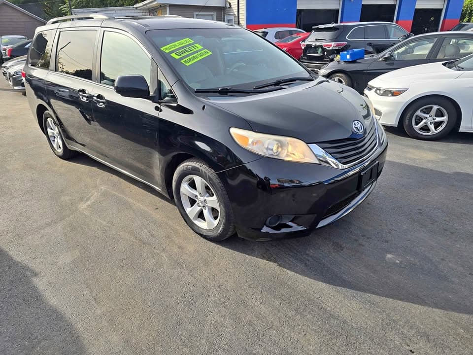 2011 Toyota Sienna LE, photo 1