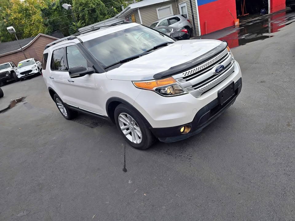 2012 Ford Explorer XLT, front three-quarter