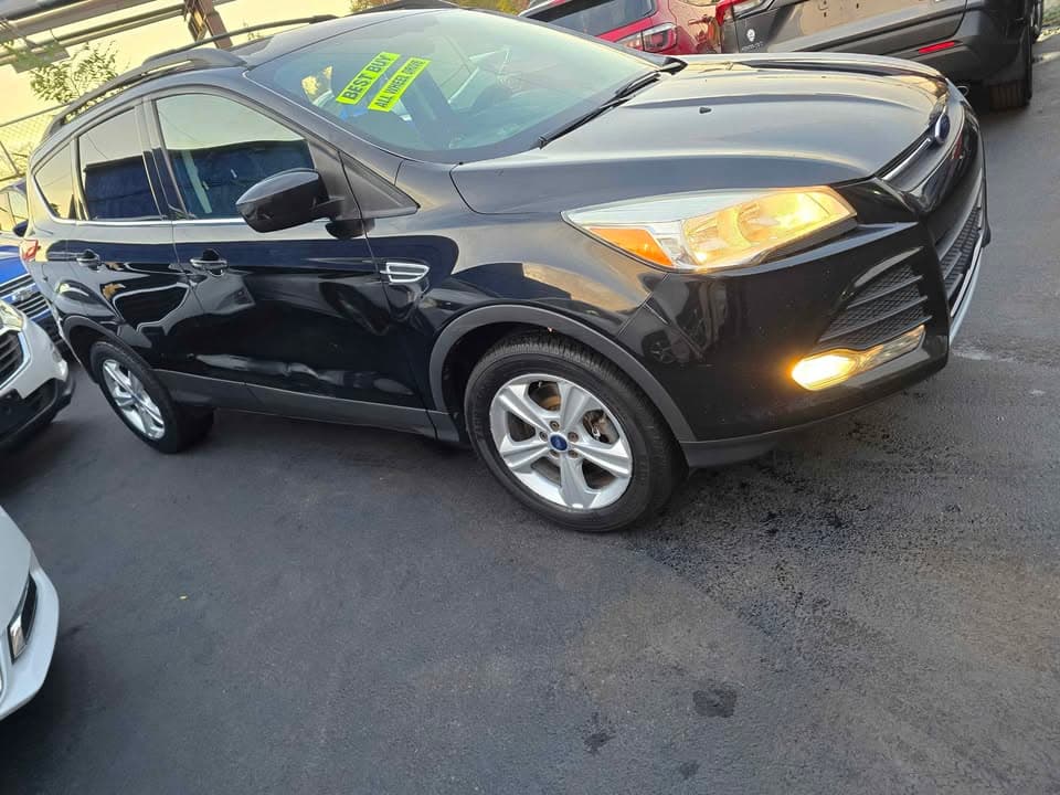 2014 Ford Escape SE, front three-quarter