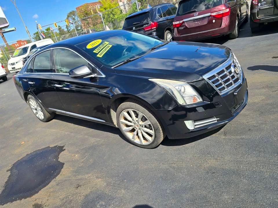 2015 Cadillac XTS Luxury, front three-quarter