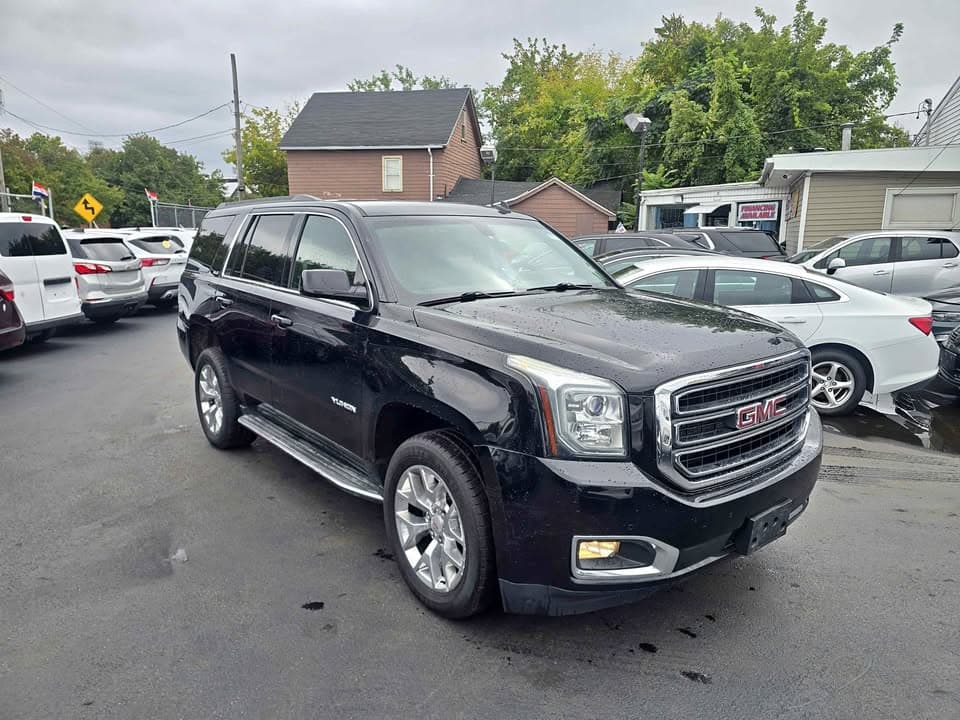 2015 GMC Yukon SLE, front three-quarter