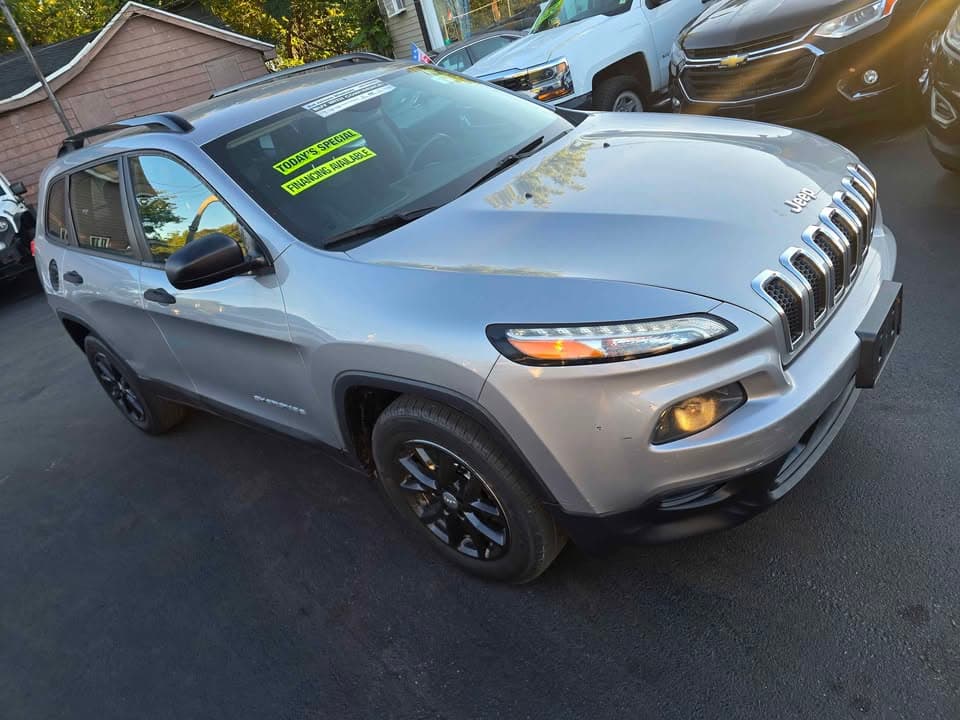 2015 Jeep Cherokee Sport, front three-quarter