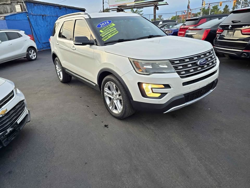 2016 Ford Explorer XLT, front three-quarter