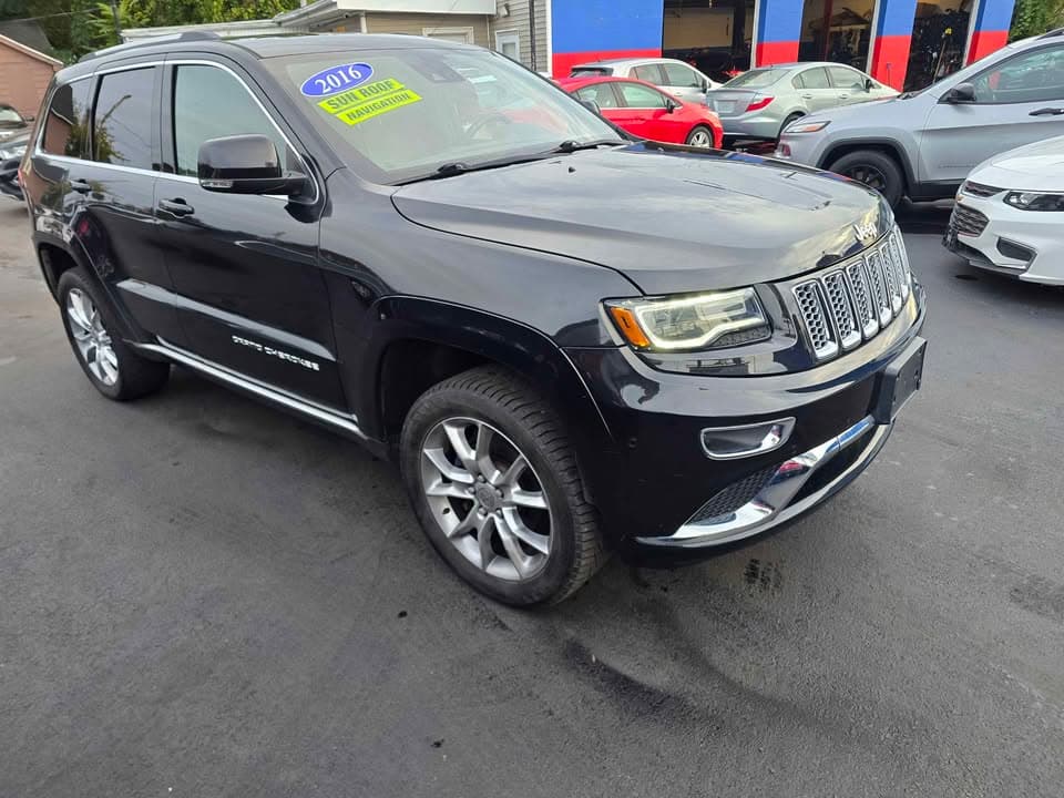 2016 Jeep Grand Cherokee Summit, front three-quarter