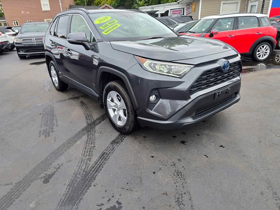 2019 Toyota RAV4 Hybrid XLE, front three-quarter