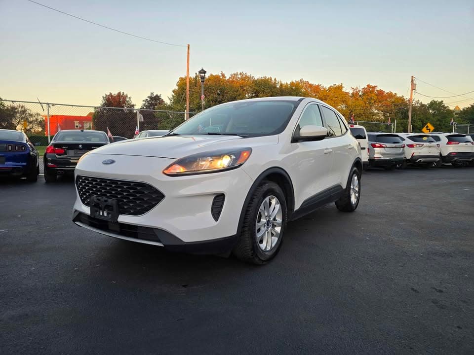 2021 Ford Escape SE, front three-quarter